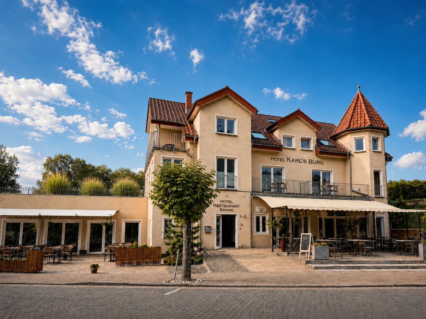 Hotel Karl's Burg in Kölpinsee auf Usedom bei Abendlicht