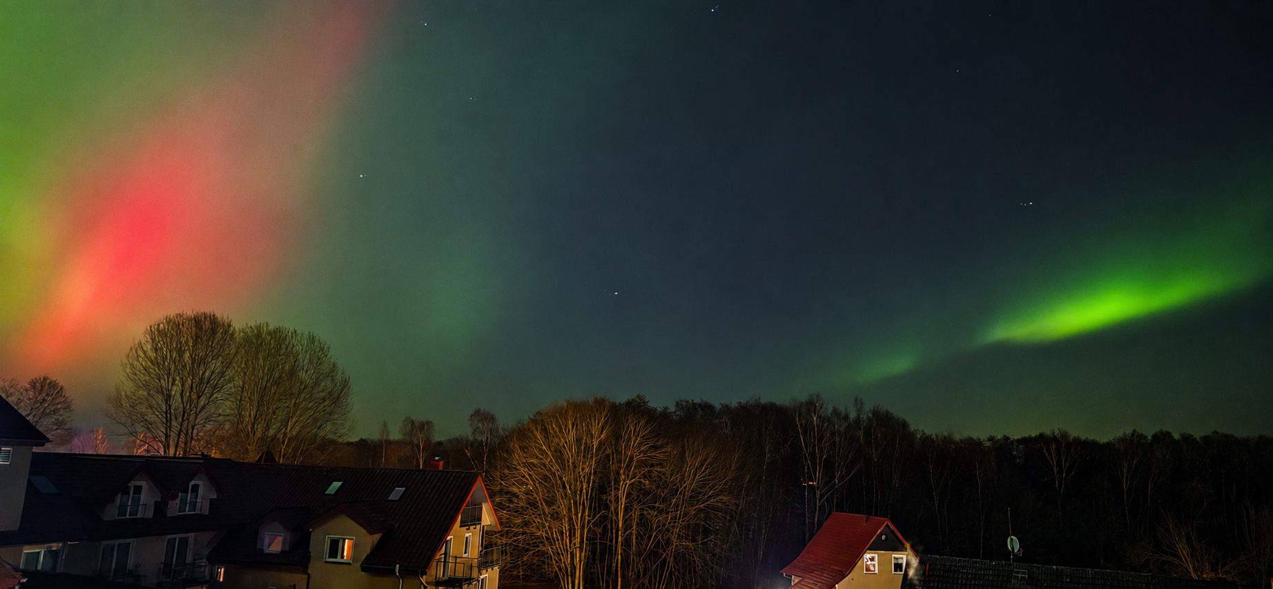 Polarlichter über Kölpinsee im Januar 2026 mit Blick auf das Hotel Karl’s Burg
