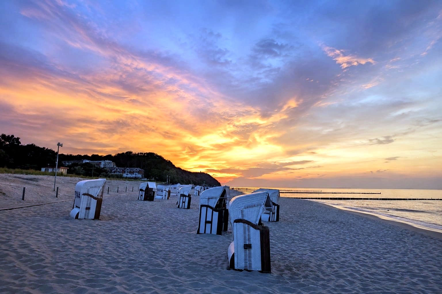 Strandkörbe am Ostseestrand in Kölpinsee bei Sonnenuntergang