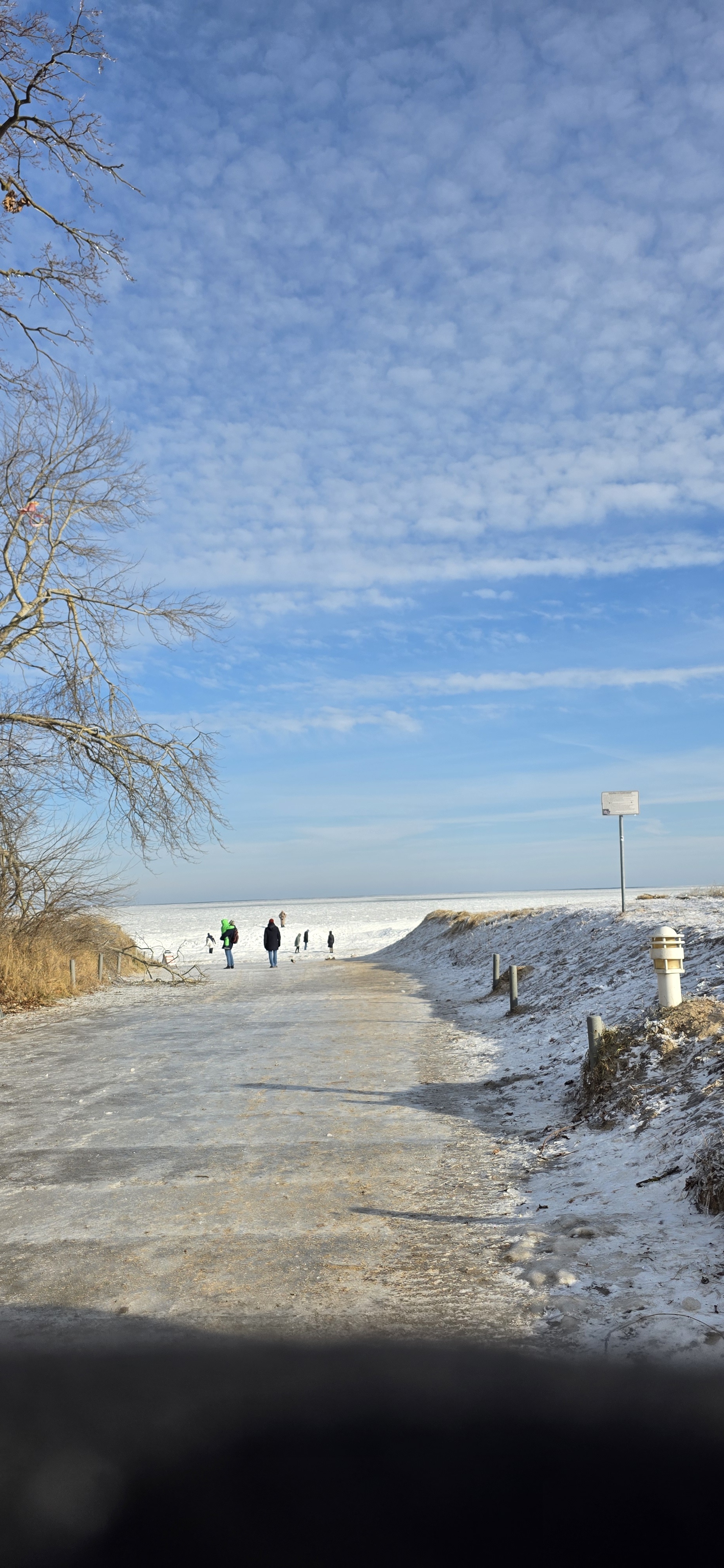 Winterlicher Strandzugang am Ostseestrand in Kölpinsee mit Schnee und Blick Richtung Meer