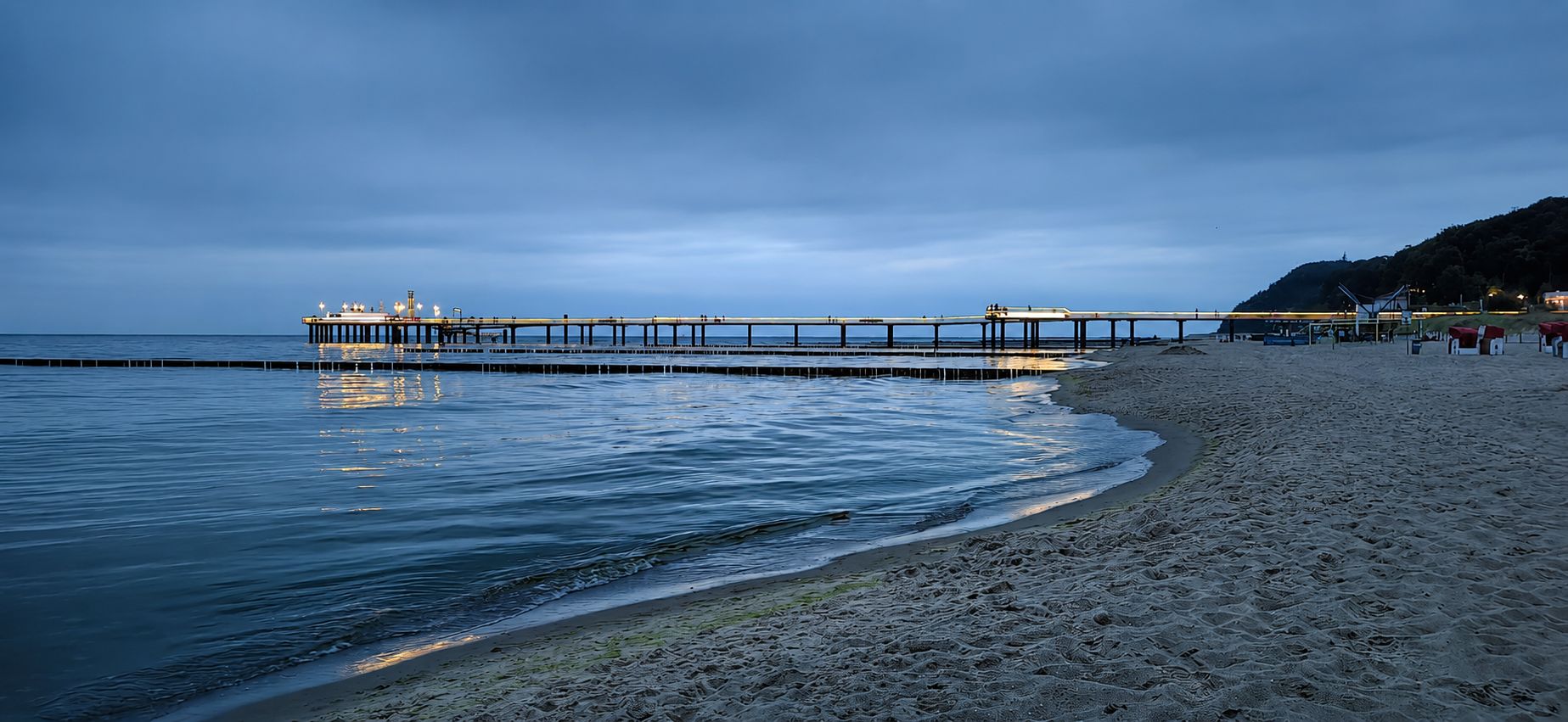 Seebrücke in Koserow auf Usedom bei Abendstimmung mit Blick auf die Ostsee und den Strand