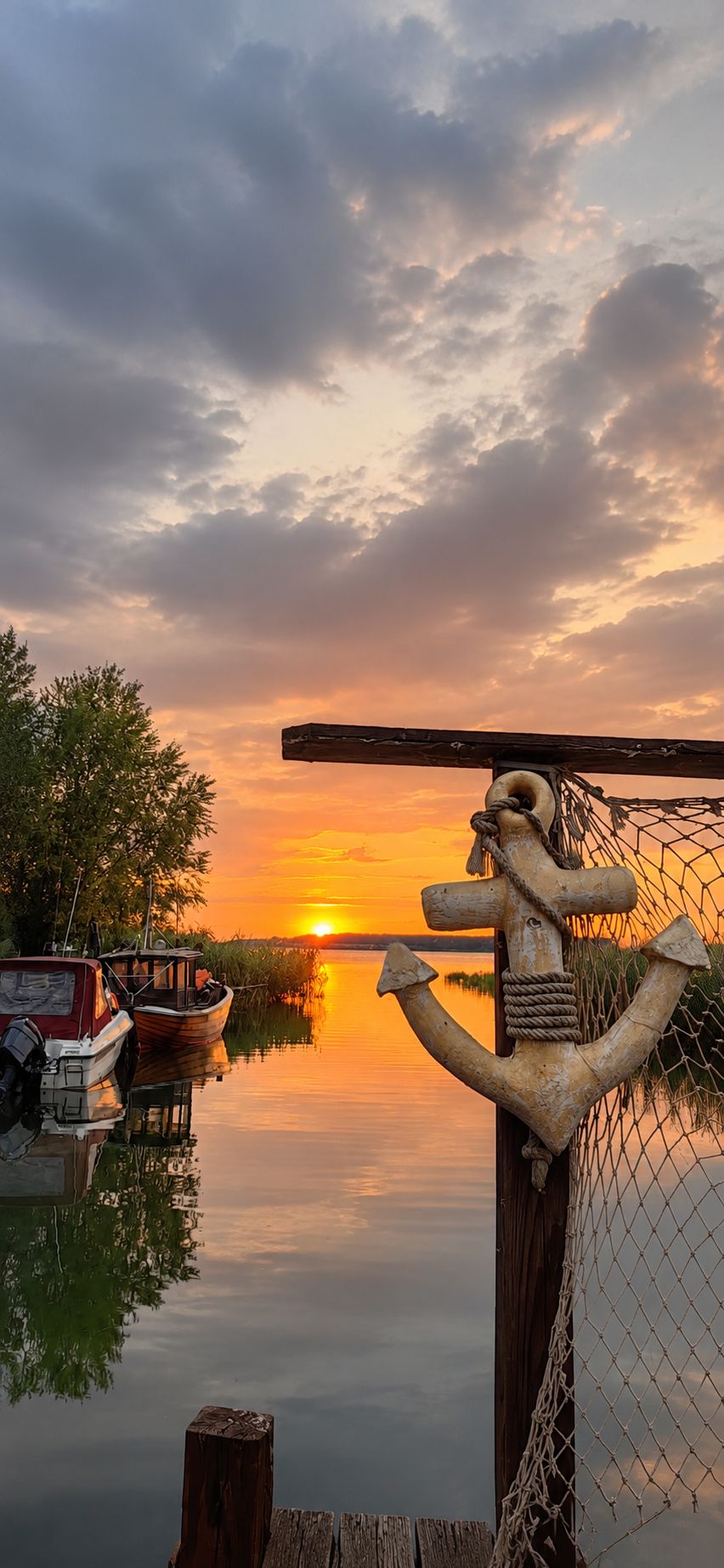 Sonnenuntergang am Achterwasser in Warthe im Lieper Winkel mit Booten, Anker und Blick über das Wasser