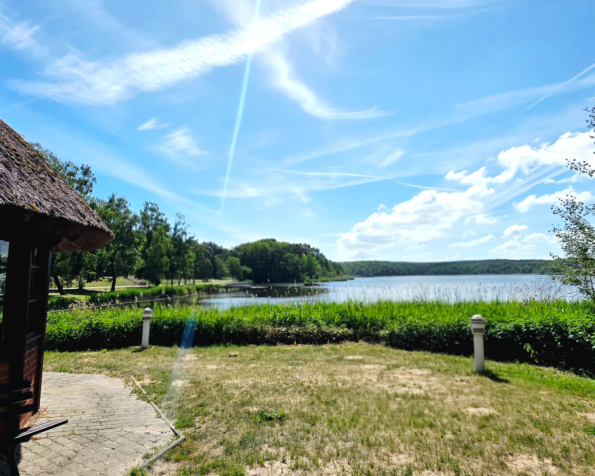 Blick auf den Kölpinsee mit ruhiger Wasserfläche und Uferbereich