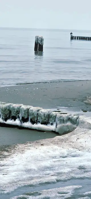 Kölpinsee im Winter vereiste Buhnen Ostsee