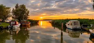 Warthe Achterwasser bei Sonnenuntergang Boote
